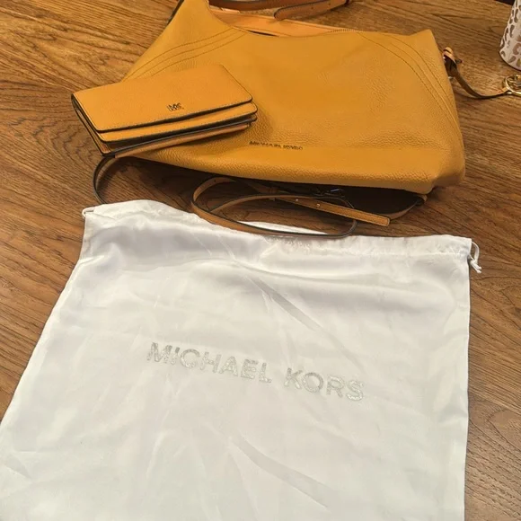 Michael Kors two-way shoulder bag and matching wallet with optional strap. - Picture 13 of 13